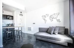 贝利罗曼维利而DISNEYLAND PARIS NEW STUDIO SUITE DESIGN的带沙发的客厅和厨房