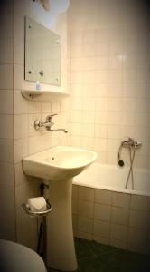 索瓦塔Hotel Tivoli的浴室配有盥洗盆和浴缸。