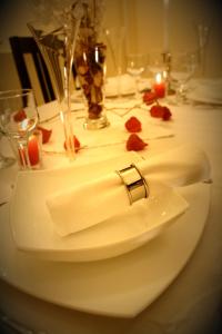 索瓦塔Hotel Tivoli的一张带餐巾纸和环的白色桌子