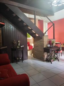马塞约Casa Barra Nova的客厅配有桌子和砖砌壁炉