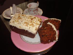 阿赛莫特 农家乐的粉红色的盘子,上面有两块蛋糕