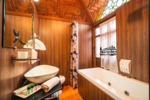 斯利那加新杰奎琳遗迹船屋酒店的带浴缸、卫生间和盥洗盆的浴室