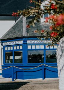 基尔莫尔码头The Wooden House - Room Only Accomodation的蓝色的建筑,上面有标志