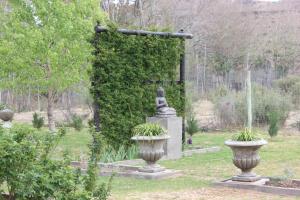 Nieu-BethesdaFurrows Lodge的花园中女人的雕像