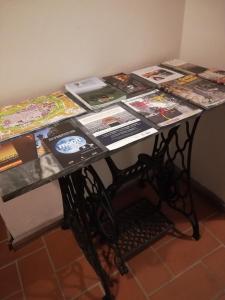 卢卡MurAmore的一张桌子上放着许多出版物
