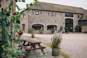 GlasburyBlack Mountain Lodge的大楼前的木餐桌