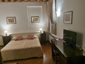 米拉德多吉里维埃拉酒店的一间卧室配有一张床和一台平面电视