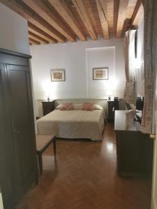米拉德多吉里维埃拉酒店的一间卧室设有一张床和木制天花板