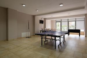 维斯瓦彩虹山公寓的大房间,设有乒乓球桌