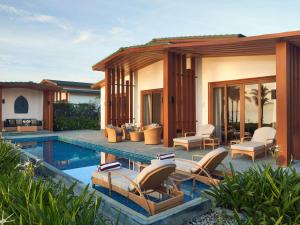 金兰Mövenpick Resort Cam Ranh的一座带游泳池和度假村的别墅