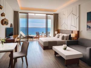 金兰Mövenpick Resort Cam Ranh的酒店客房设有床和客厅。