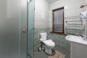 尤尔马拉瓦伦塞阿的一间带卫生间和水槽的浴室