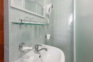 尤尔马拉瓦伦塞阿的浴室设有白色水槽和镜子