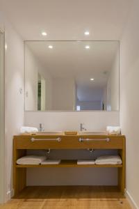 锡古恩萨Apartamento Alcuneza en Elmolinodelasal de Sigüenza的一间带大镜子的盥洗盆的浴室