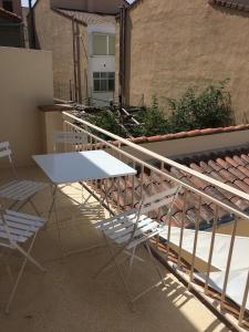 锡古恩萨Apartamento Alcuneza en Elmolinodelasal de Sigüenza的阳台上配有一张白色的桌子和两把椅子