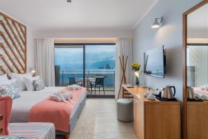 莫尼兹港Aqua Natura Bay的酒店客房设有一张床,享有海景。