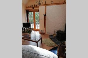 班科里Boghead Cottage: Holiday Cottage in Royal Deeside的客厅配有沙发和桌子