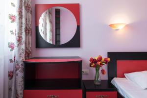 金沙1-st Line Izvora Sea View Apartments on Golden Sands的一间卧室配有红色和黑色的家具和镜子
