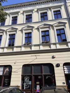 比得哥什Apartment lux gimnazjalna的街道上带窗户的大型白色建筑