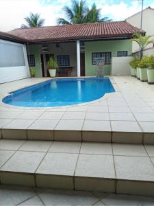 博拉塞亚Casa Morada da Praia的房屋前的游泳池