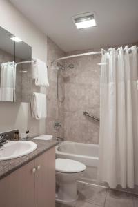 渥太华商务酒店的浴室配有卫生间、盥洗盆和淋浴。