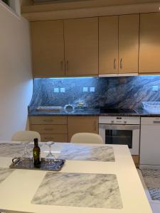 雅典New luxury apartment in central suburb of Athens的厨房配有一张桌子,上面放着一瓶葡萄酒