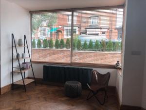 MoortownNewly refurbished apartment in Chapel Allerton, Leeds的窗户,带暖气和椅子