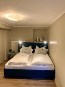 默讷塞Haus am See的卧室配有一张带白色床单和枕头的大床。