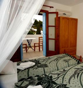 斯基罗斯岛Hotel Atsitsa的一间卧室设有一张床和一个阳台