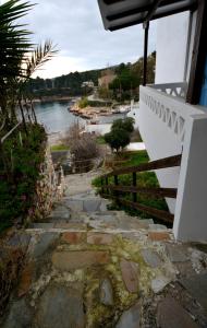 斯基罗斯岛Hotel Atsitsa的通往河景阳台的楼梯