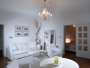 利托米什尔阿普朗斯酒店的客厅配有白色沙发和吊灯。