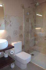 索托德尔瓦尔科La Quintana del Castillo的浴室配有卫生间、淋浴和盥洗盆。