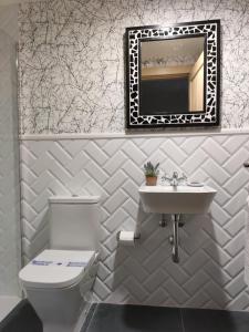 拉马莱斯德拉维克托里亚La Onda的一间带卫生间、水槽和镜子的浴室