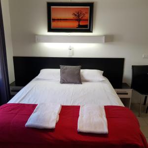 洛坎普顿旅舍汽车旅馆的一间卧室配有一张床,上面有两条毛巾
