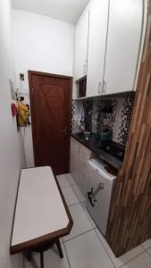 里约热内卢Centro, Privado total, Metrô, rodoviária, Copacabana em 10 minutos, SmarTV的一间小厨房,配有白色的桌子和门