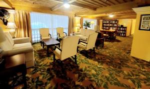 棕榈滩Romantic Studio in the Heart of Palm Beach的客厅配有白色的椅子和桌子