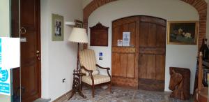 阿斯蒂La Regibussa - Hotel Ristorante的客厅配有椅子和门