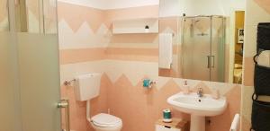 阿斯蒂La Regibussa - Hotel Ristorante的一间带卫生间和水槽的浴室