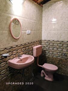 曼德姆阿瓦隆住宿加早餐旅馆的一间带粉色水槽和卫生间的浴室