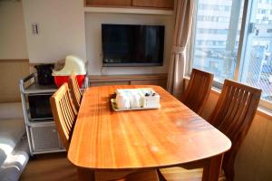 东京上野之家分館家庭房的餐桌、椅子和电视