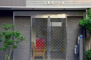 东京上野之家分館家庭房的大楼前的大门