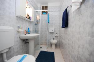 利尼亚诺萨比亚多罗Residenza Cristallo的一间带卫生间和水槽的小浴室