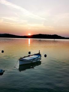 锡富尔勒普拉日Villa Roka的日落时分坐在水中的小船