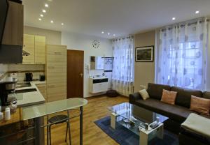 盖尔森基兴SK Apartments - Liborius的带沙发的客厅和厨房