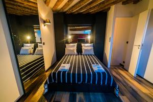 塞纳河畔伊夫里Villa Raspail的卧室内配有一张床,享有风景