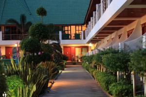 象岛库克斯酒店的建筑的走廊,旁边是植物