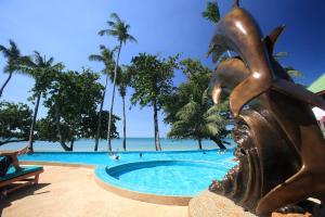 象岛库克斯酒店的度假村游泳池旁的雕像