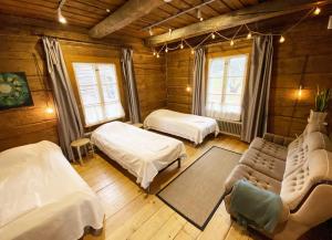 罗瓦涅米LAURI Historical Log House Manor的一间卧室配有两张床,卧室内配有沙发