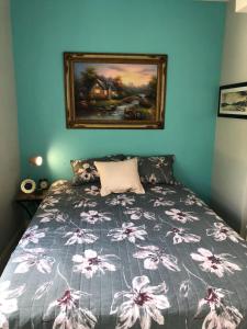 迈阿密Cozy Aqua Private Suite with Parking - 3G的一间卧室配有一张壁画床