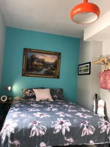 迈阿密Cozy Aqua Private Suite with Parking - 3G的一间卧室配有一张壁画床
